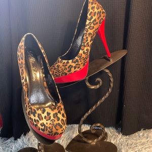 De Blossom Collection. Size 7.5  , many pictures & measurements